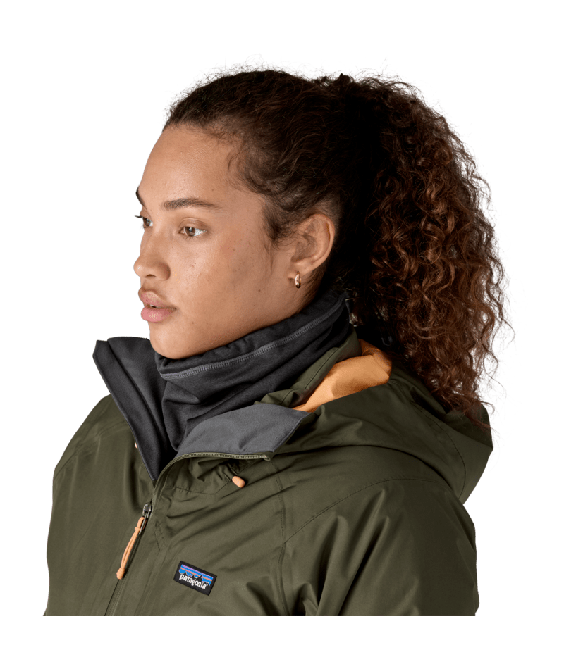 R1 Daily Neck Gaiter in Black | Photo 2 | Patagonia