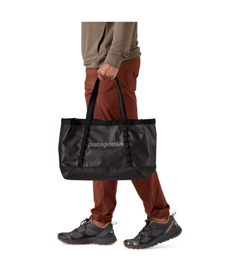 Black Hole Tote 25L in BLACK W/BLACK | Photo 3 | Patagonia