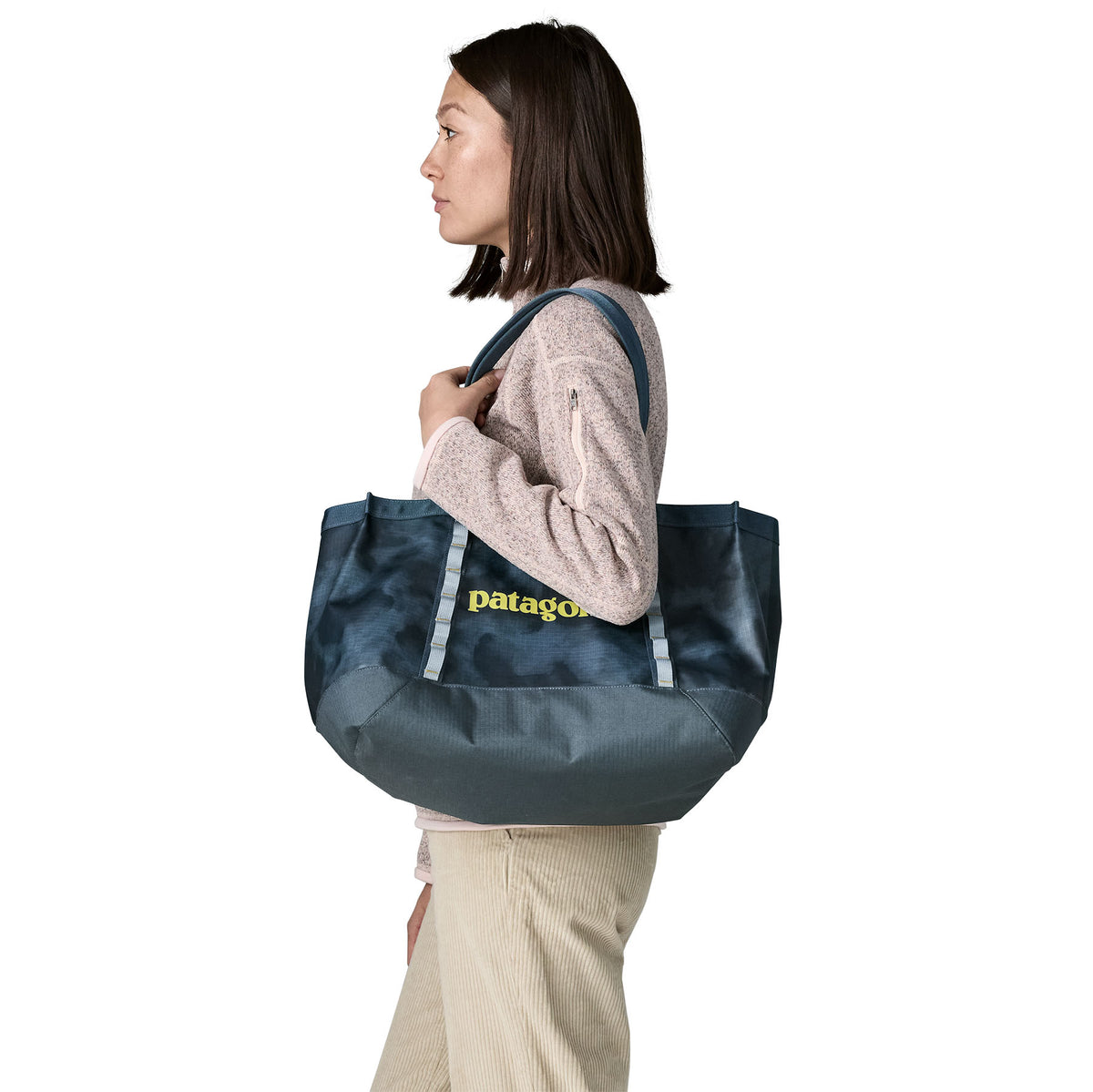 Black Hole Tote 25L in Sastrugi: Summit Blue | Photo 4 | Patagonia